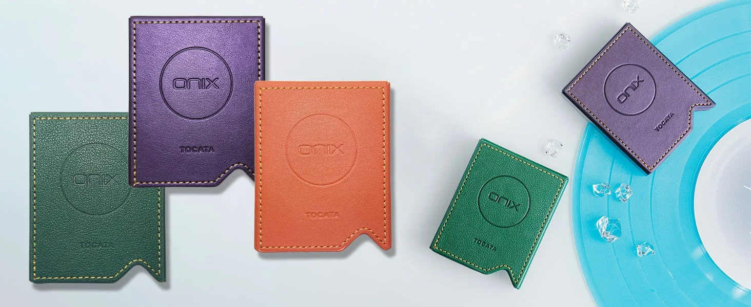 ONIX TOCATAのロゴが入った革製カードケース