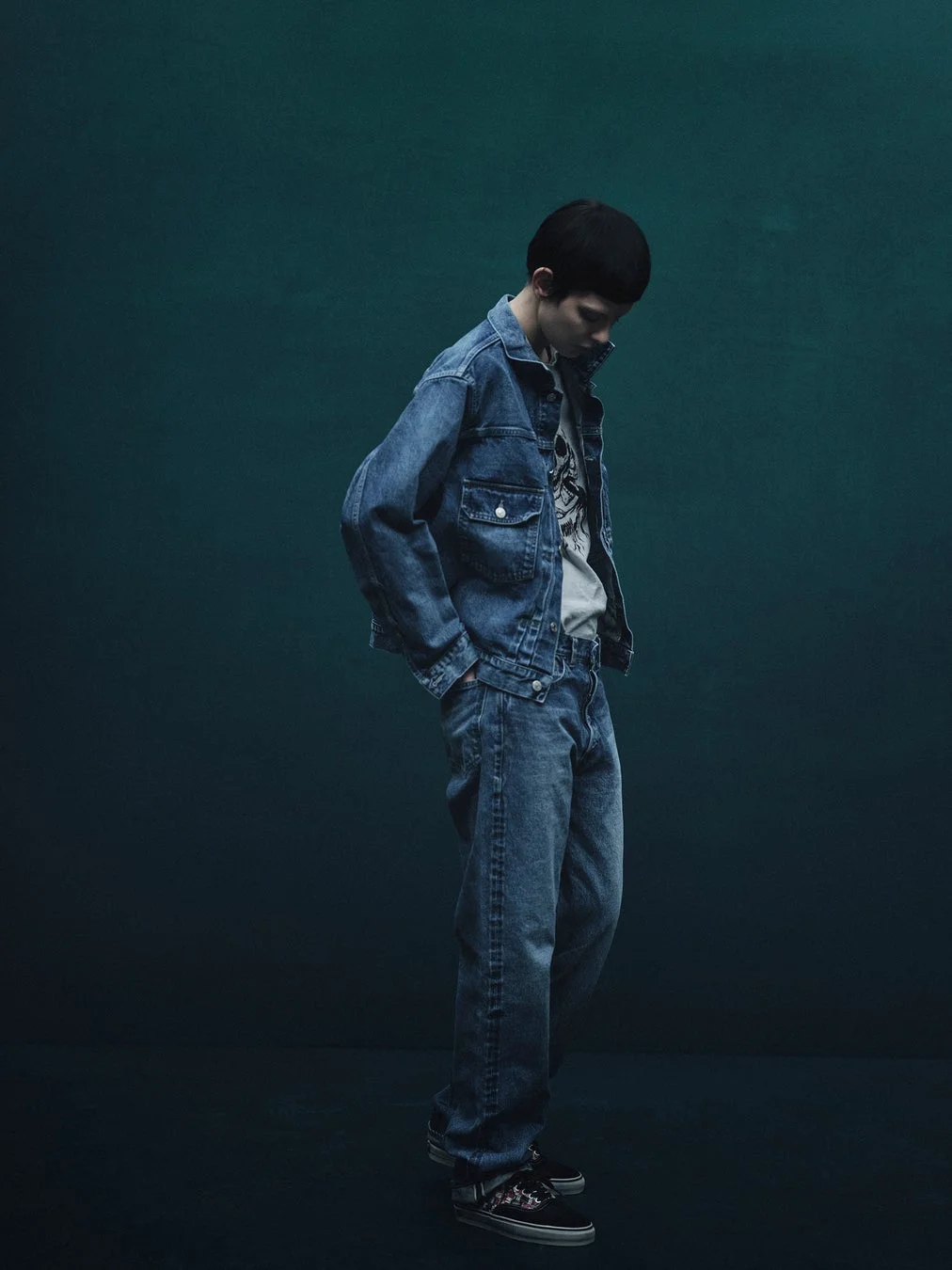 デニムジャケットとデニムパンツを着用した男性モデル