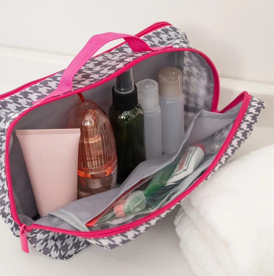 洗面道具やメイクグッズを収納した様子