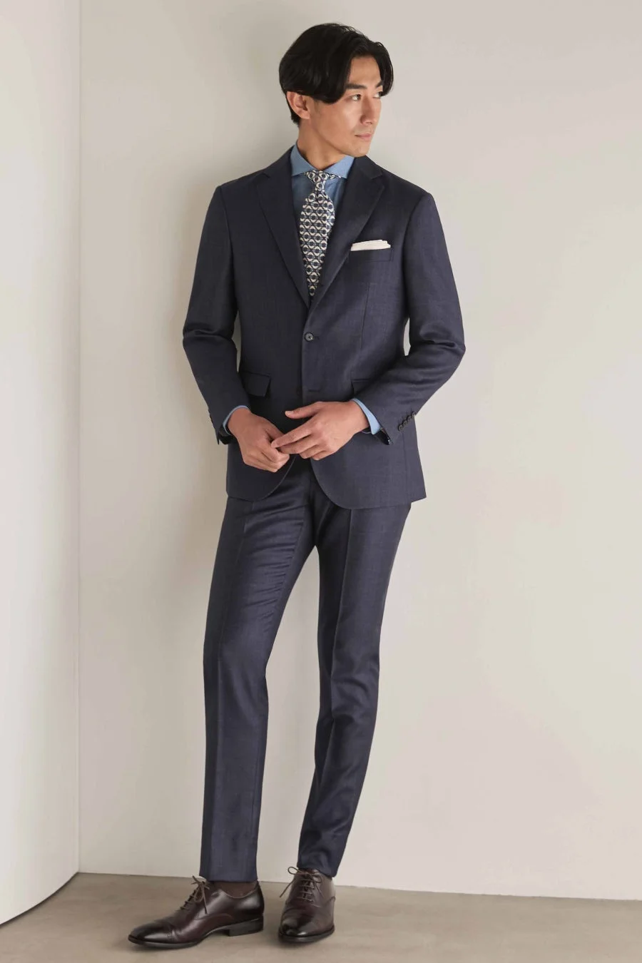 ネイビーのスーツを着用した男性
