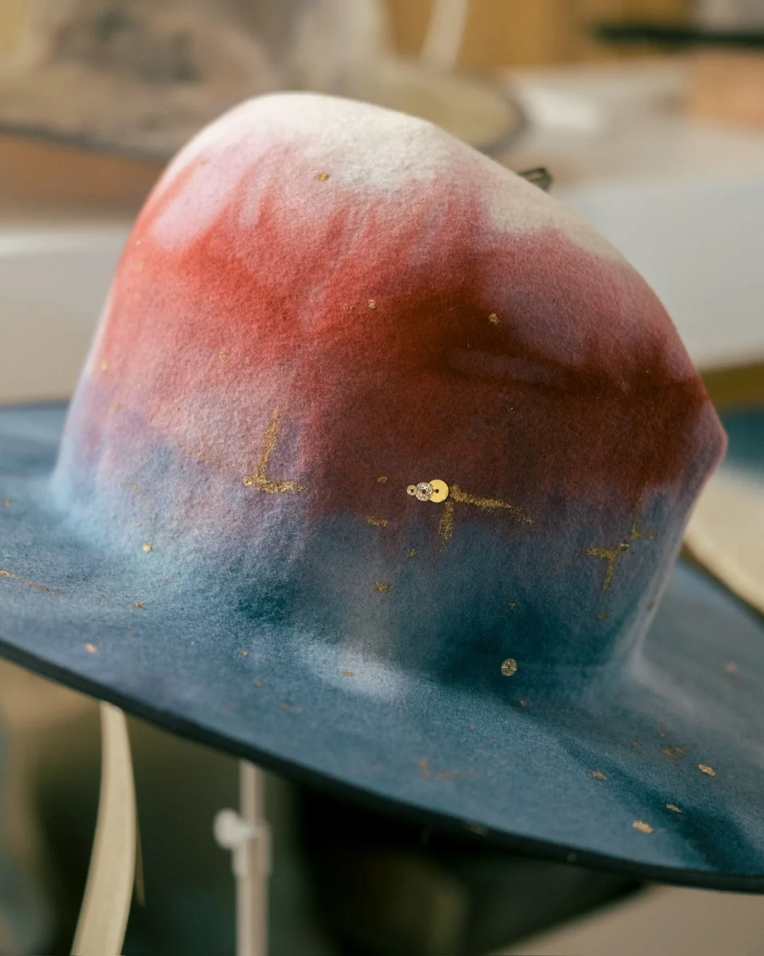 白から赤、青へと美しいグラデーションが施されたフェルト製の帽子