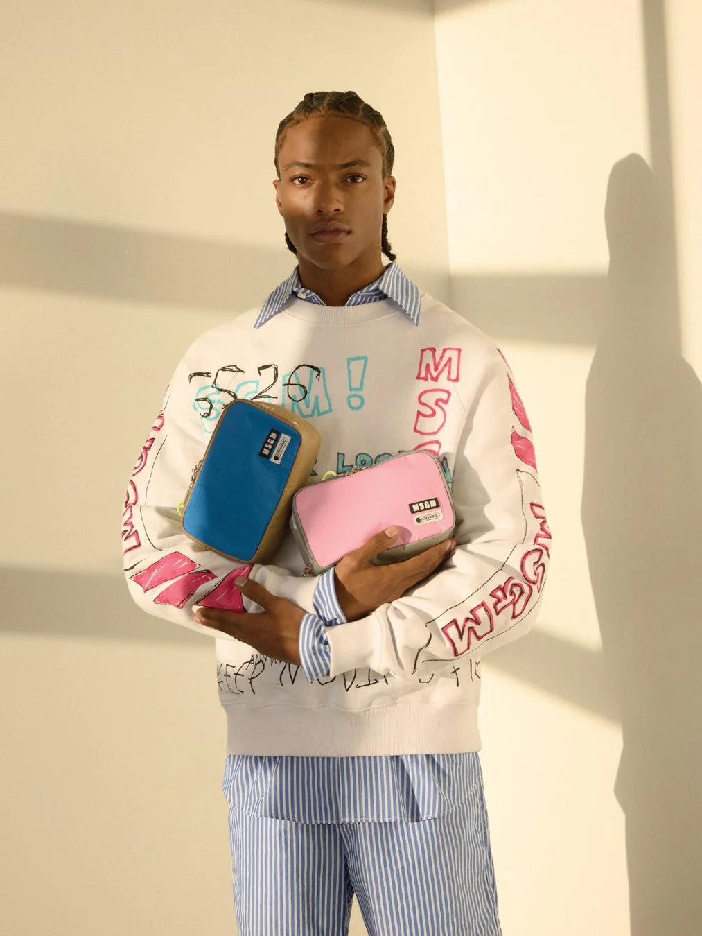 MSGM MD Cosmeticを持つモデル