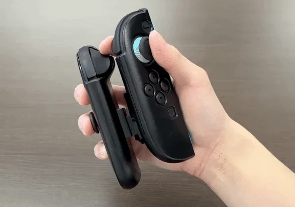 片手でJoy-Con2のボタンを操作する様子
