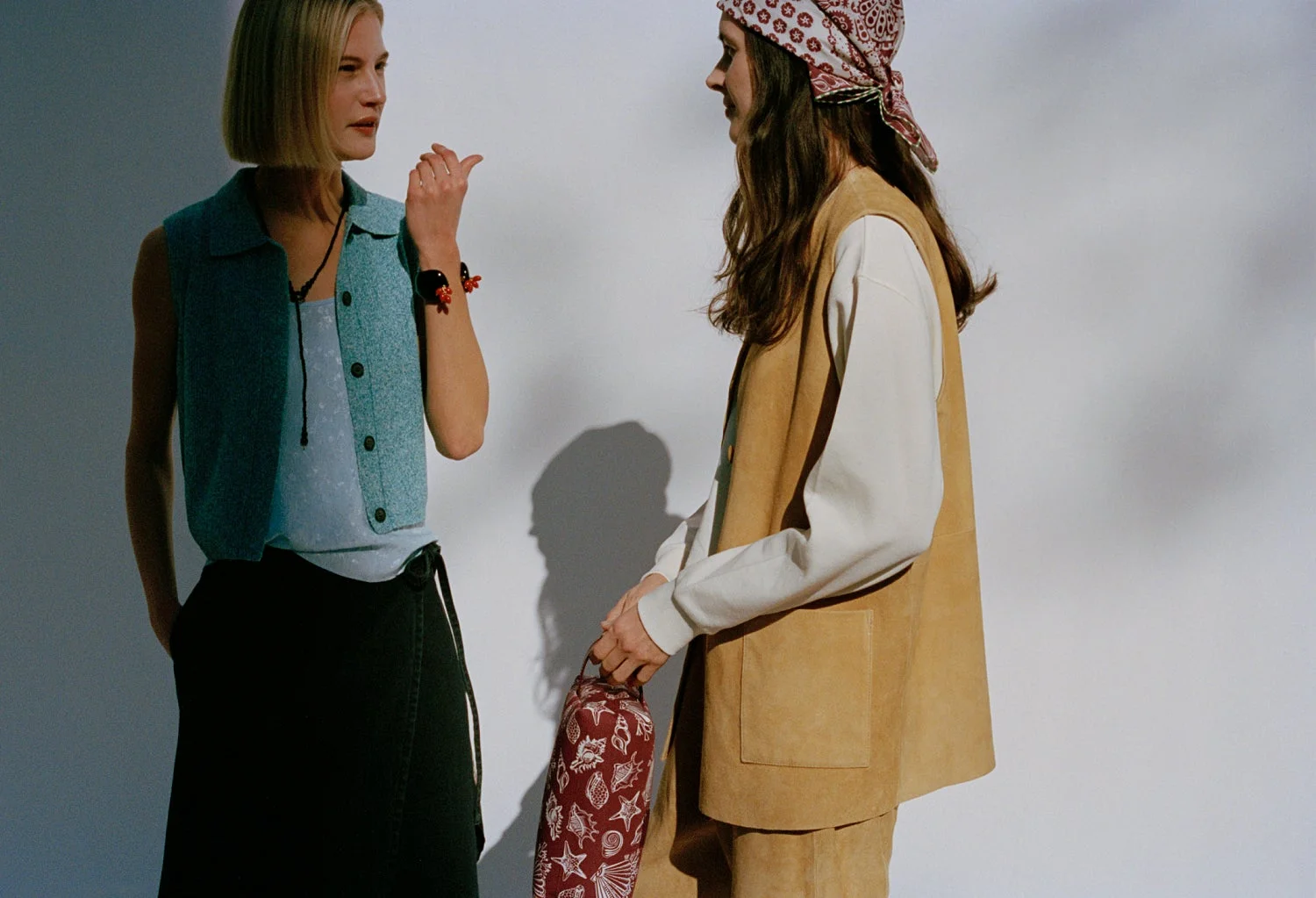 女性2人のファッションイメージ