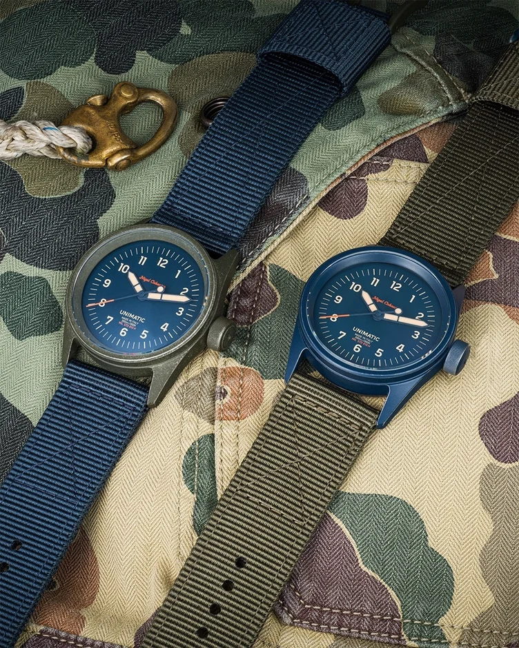 ミリタリースタイルの腕時計とカラビナ