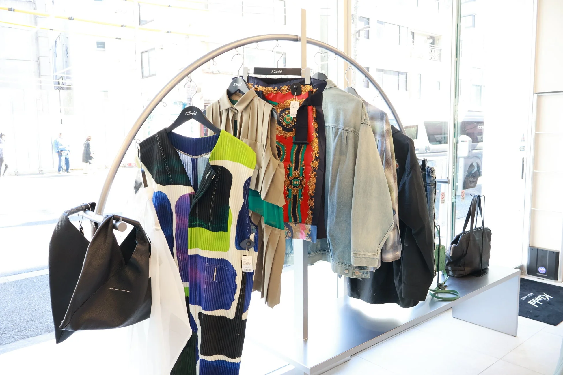 店内の洋服とバッグ