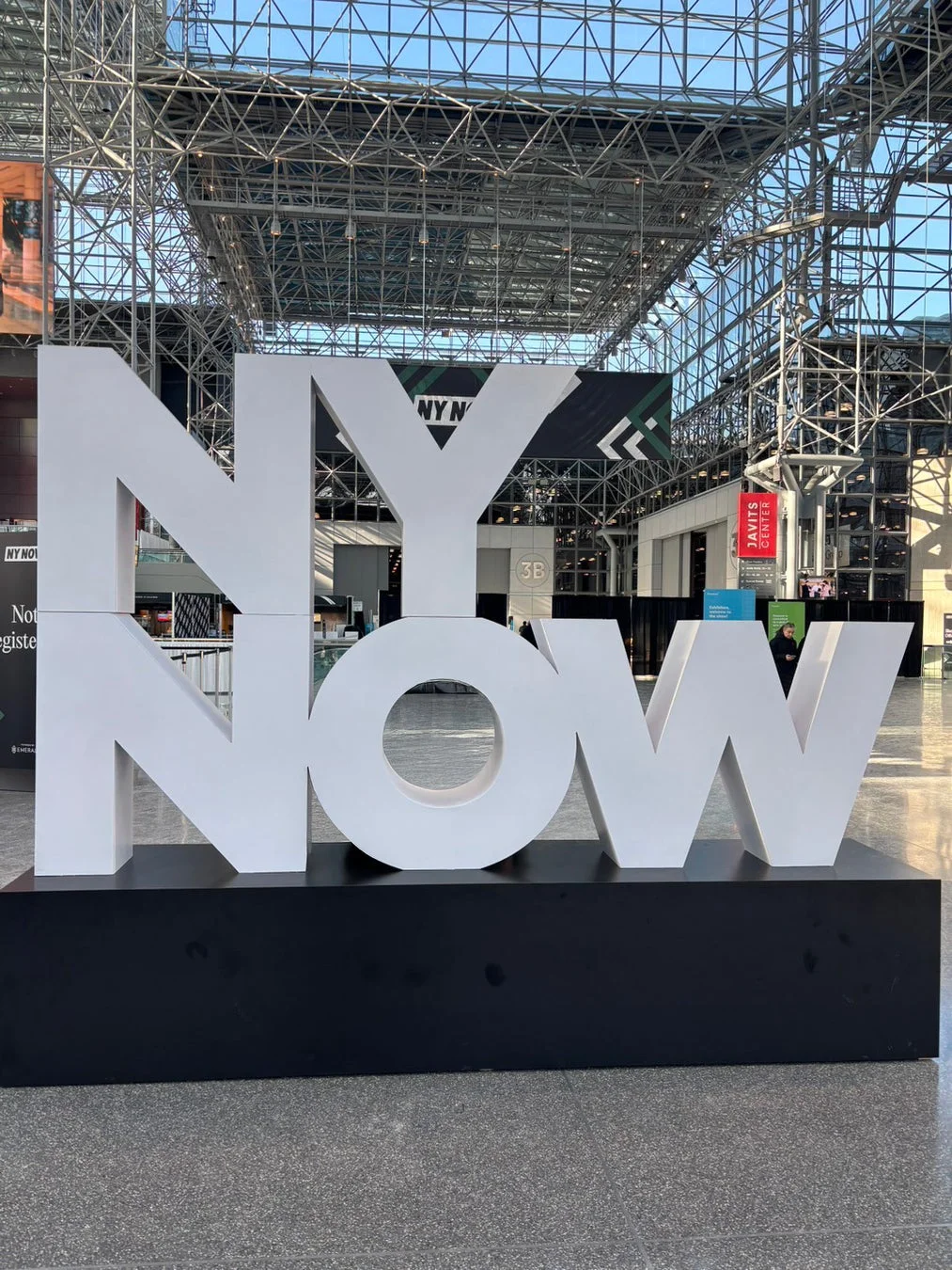 NY NOWと書かれた大きな白いオブジェ