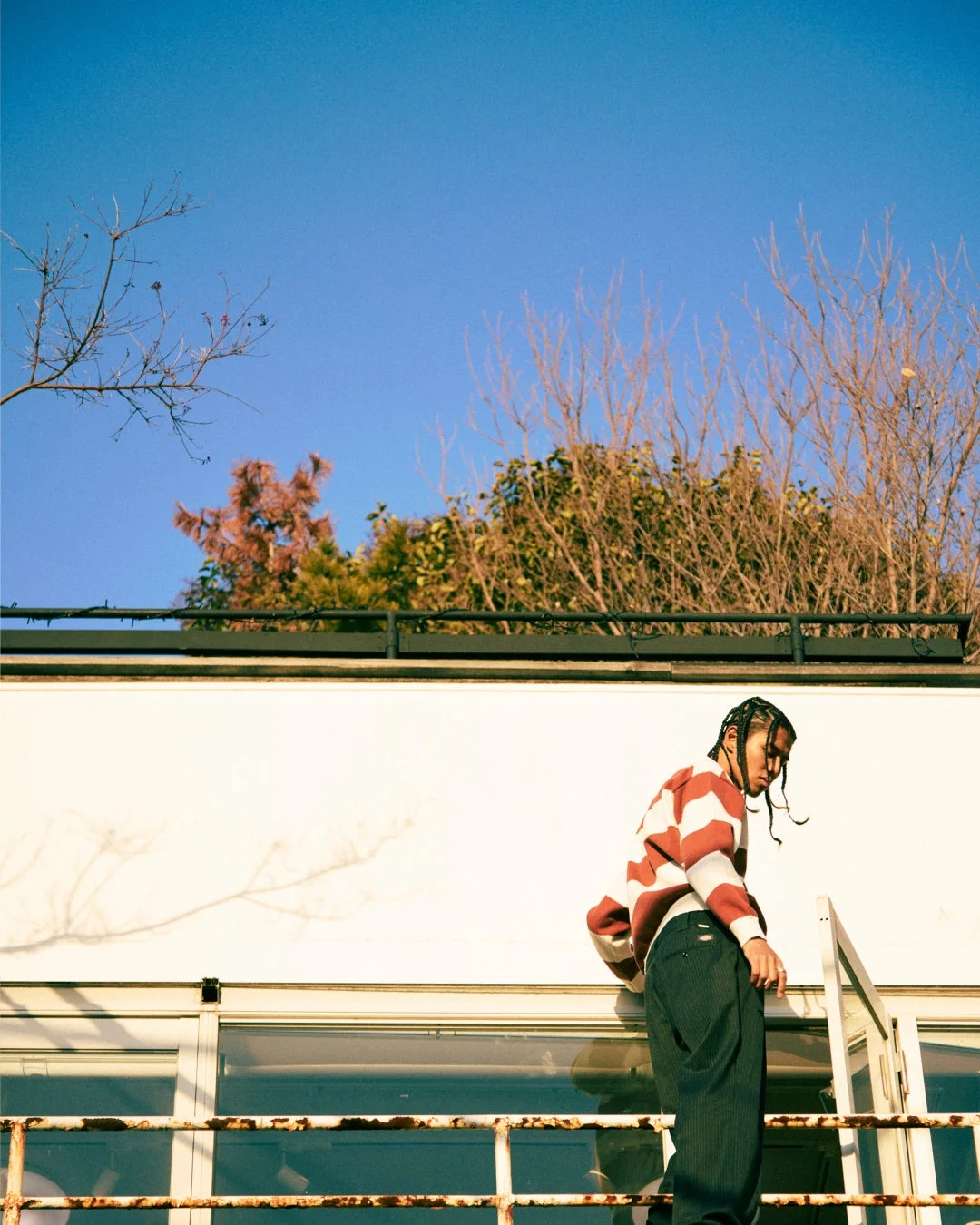 Saturdays NYCとDickiesのコラボレーションアイテムの着用イメージ