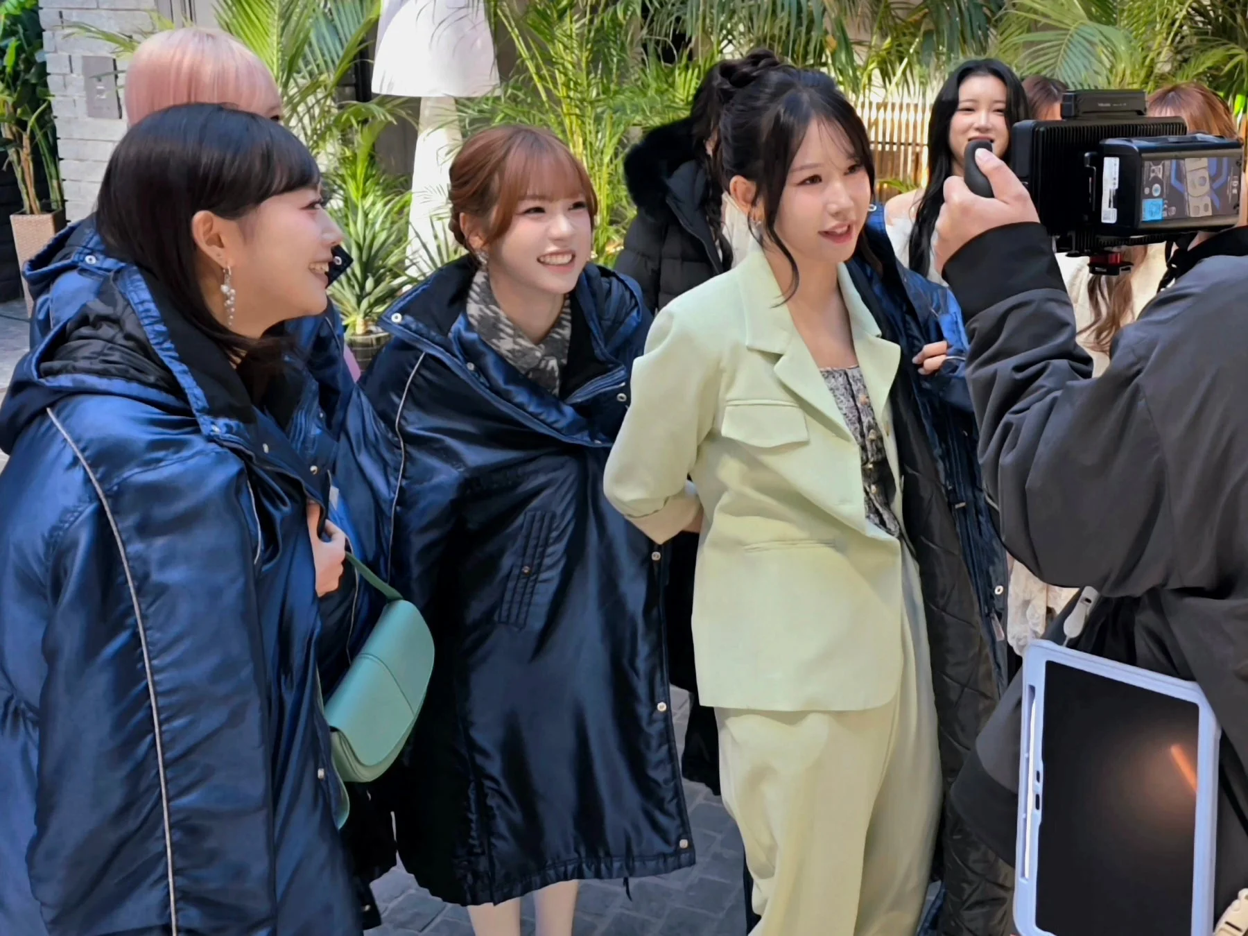 複数の若い女性たちが笑顔で撮影に応じている様子