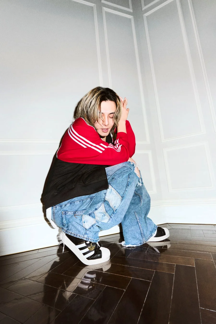 赤いアディダスジャージとダメージジーンズの藤井 風さん