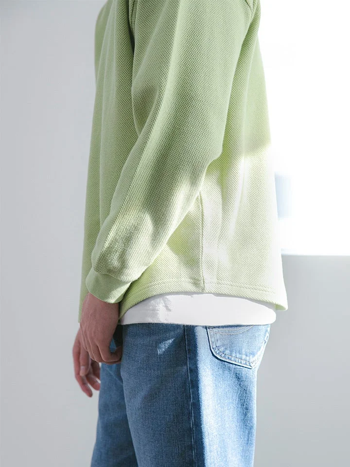 ライトグリーンの長袖シャツを白Tシャツとデニムに合わせたカジュアルなメンズファッション