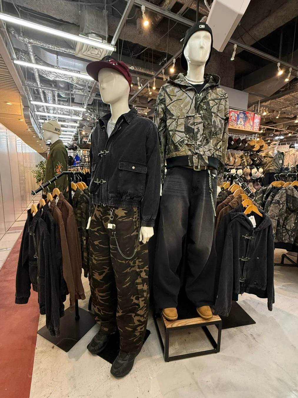 メンズアパレルコーナーのマネキン