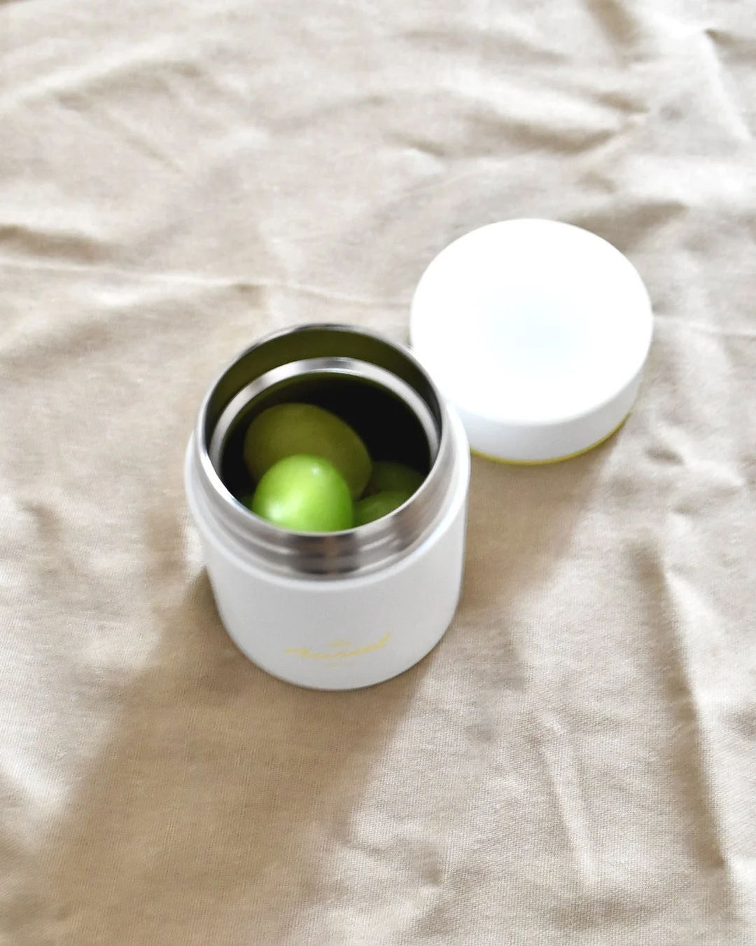 ぶどうが入ったフードジャー