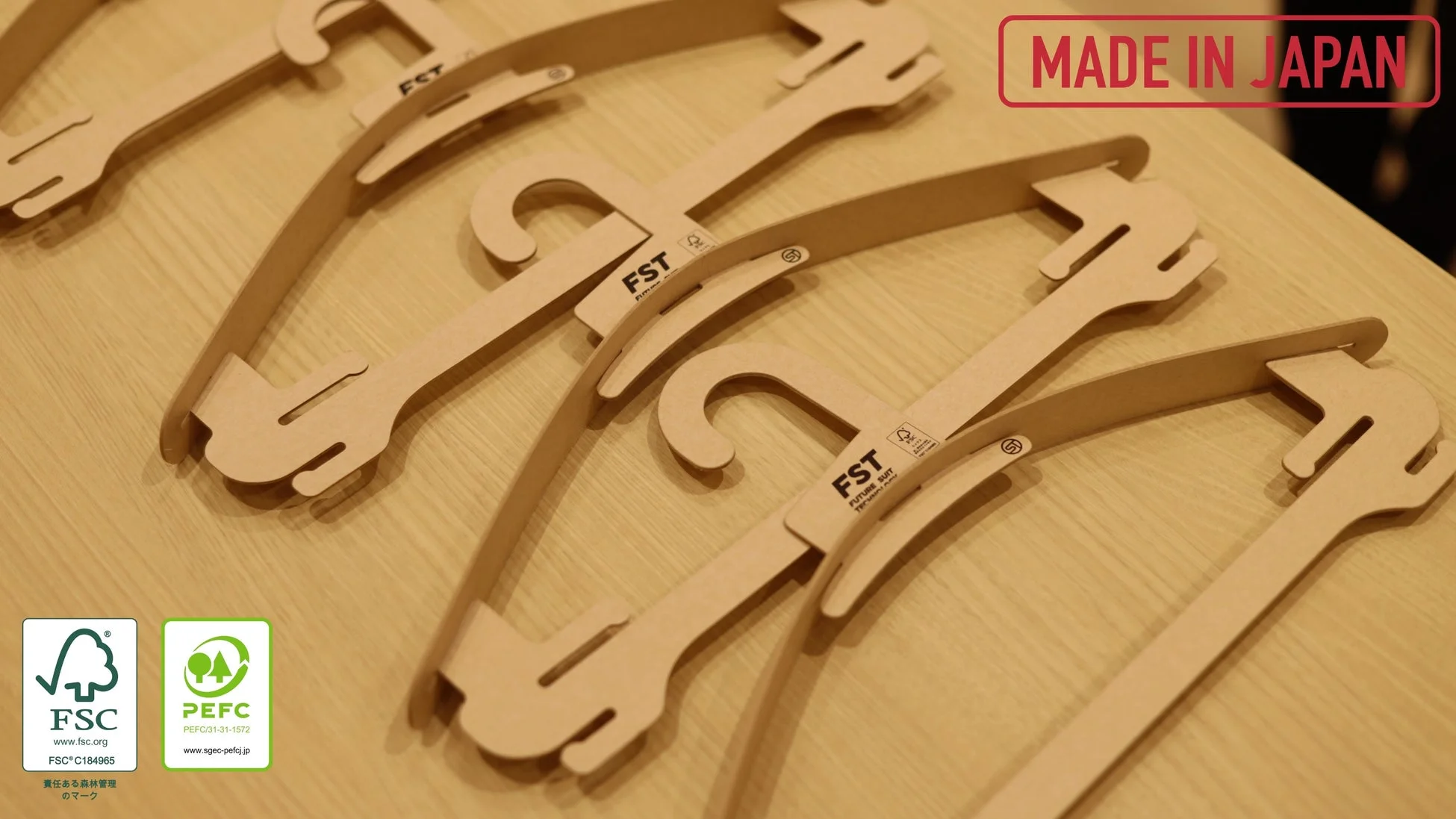 FSC認証マーク付きの紙製ハンガー