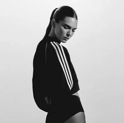 モノクロの女性モデル