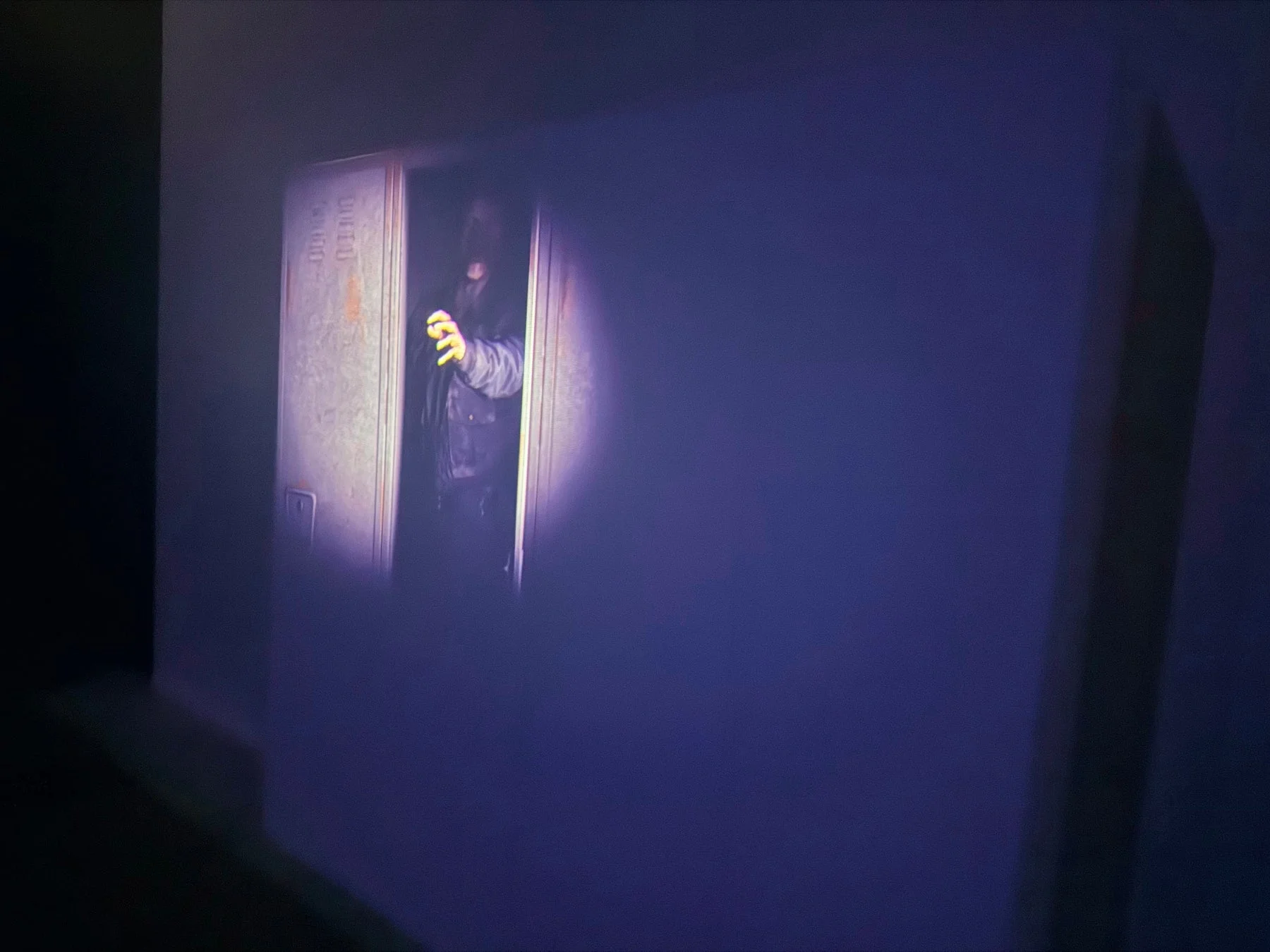 ロッカーから浮かび上がる人影のプロジェクション
