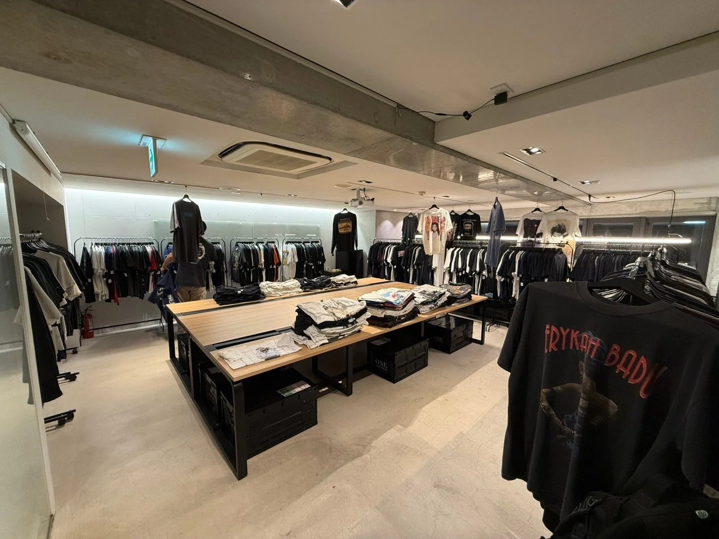 店内には多くのTシャツが積まれている