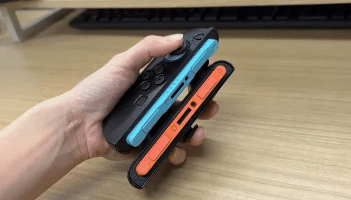 片手でJoy-Con2を操作する様子