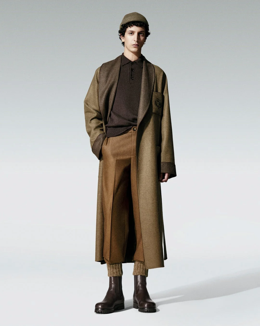 アースカラーの衣装を身につけた男性モデル