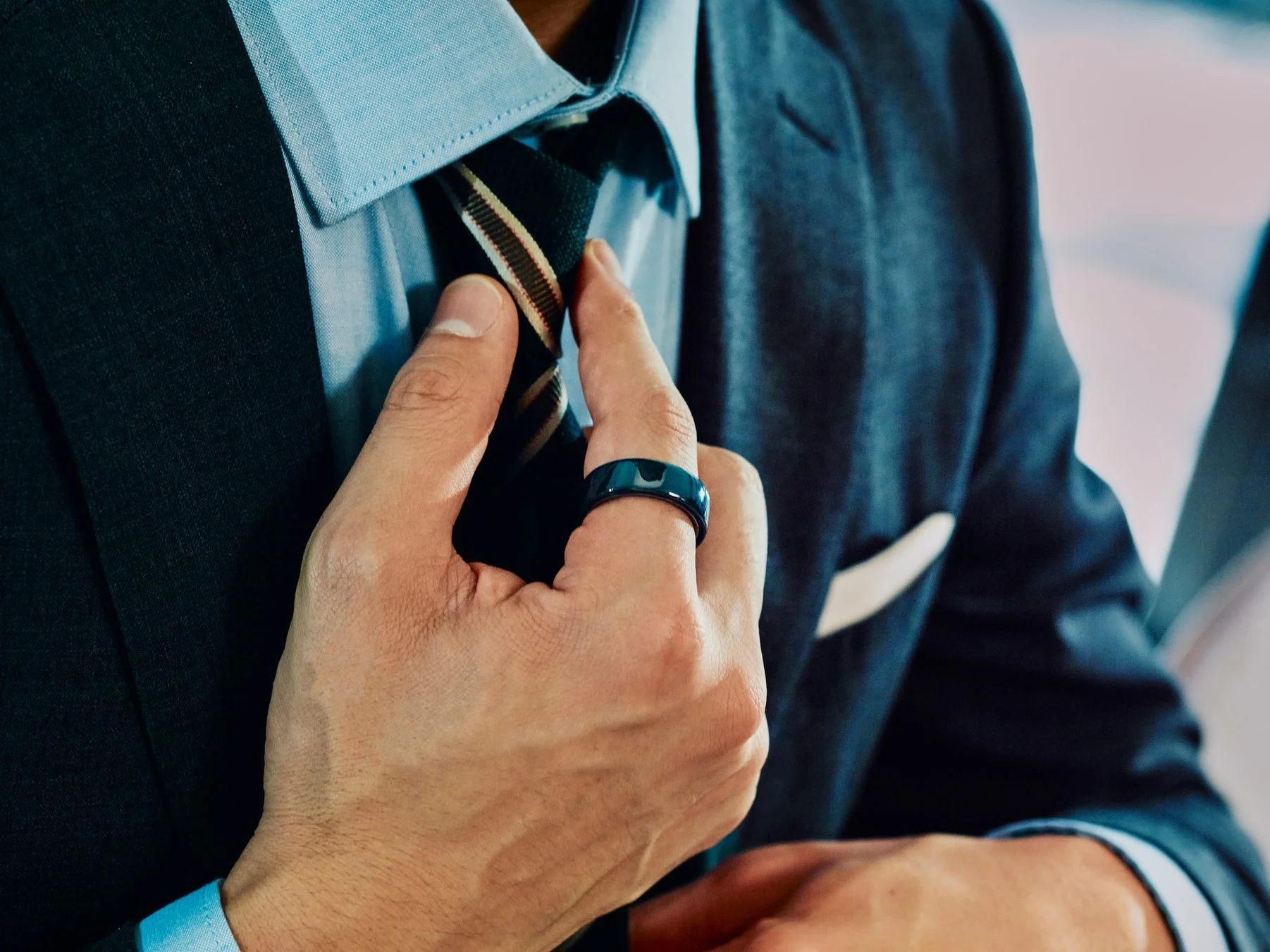 Oura Ring 4 Ceramicを着用した男性