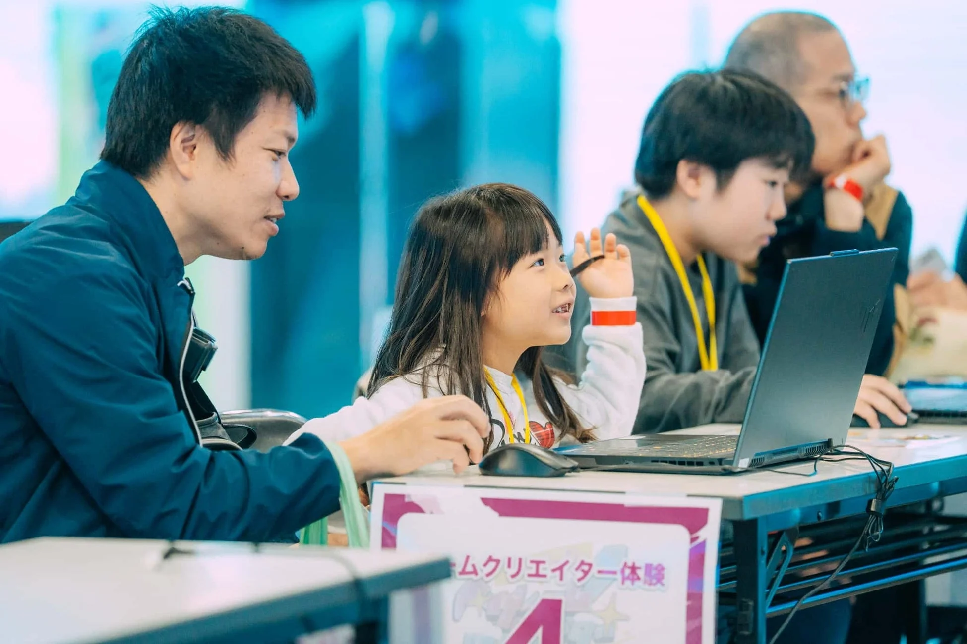 ゲームクリエイター体験イベントで学習する子供たち