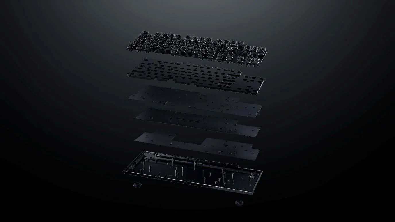 暗い背景に、黒いメカニカルキーボードの内部構造が分解された状態で浮かび上がっています。