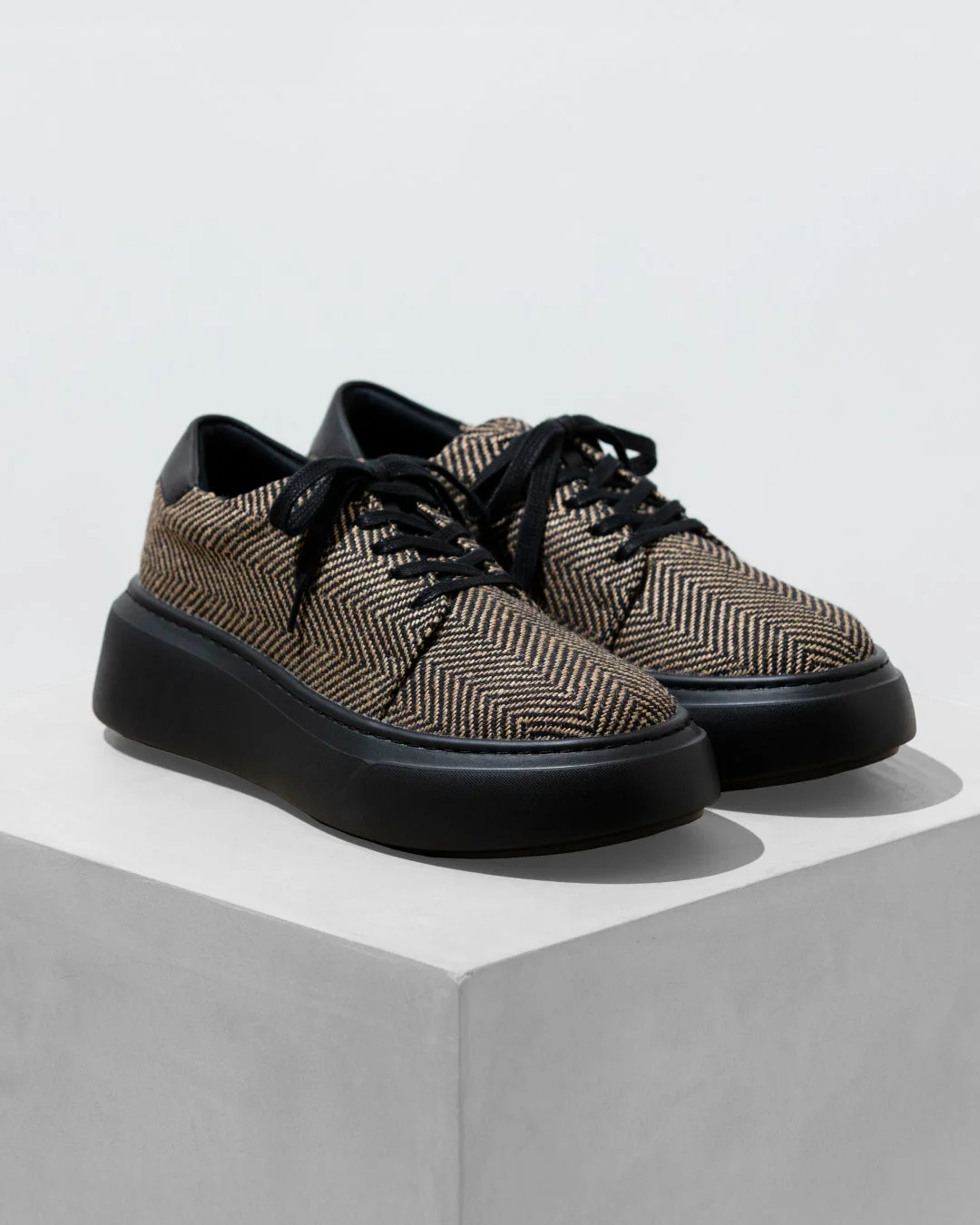 ヘリンボーン柄の厚底スニーカー