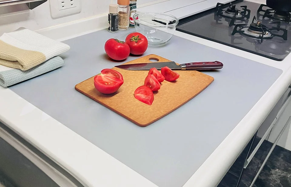 キッチンで調理する様子