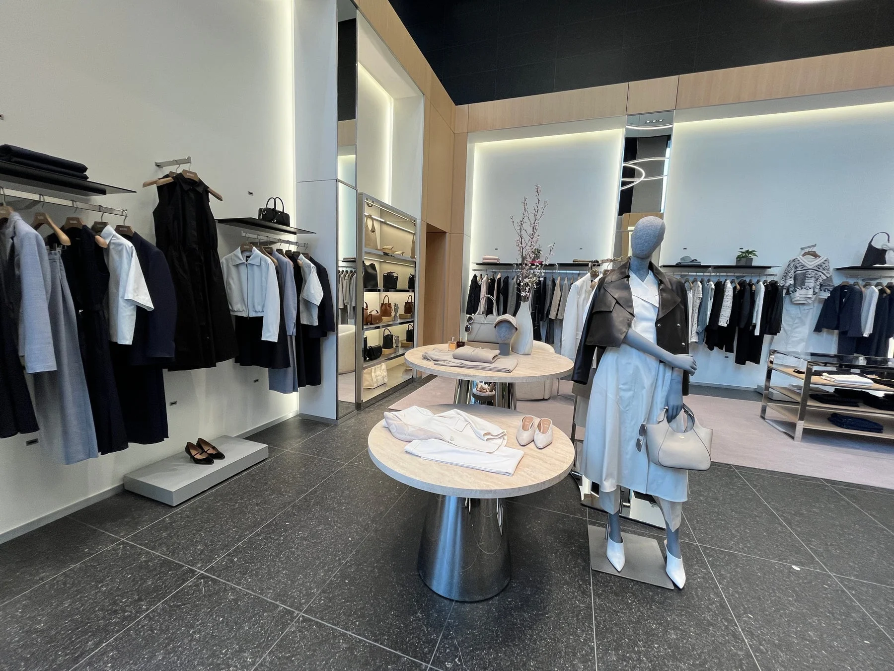 BOSSストア六本木ヒルズのウィメンズウェアエリア