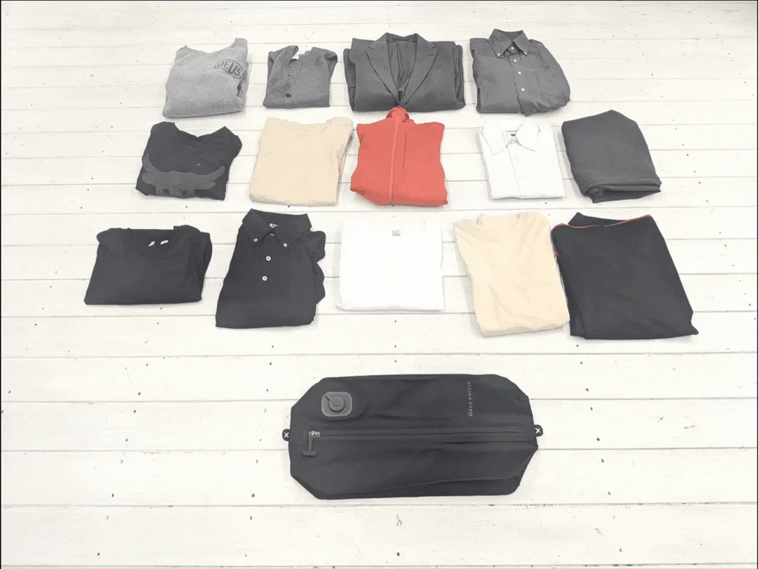 白木製の床に、複数枚の畳まれた衣類と黒いウエストポーチが整然と並べられています。