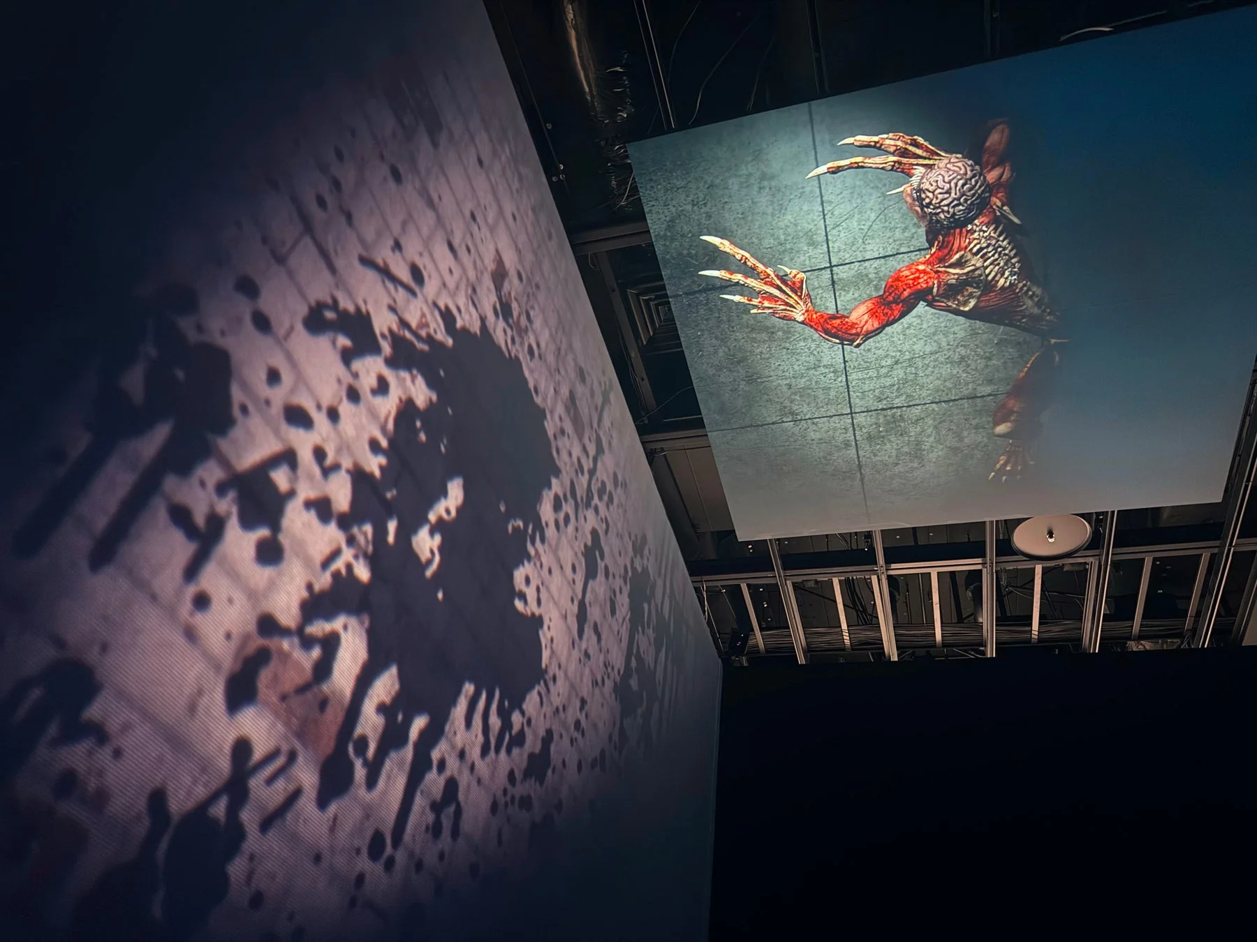 ホラークリーチャーのプロジェクションマッピング