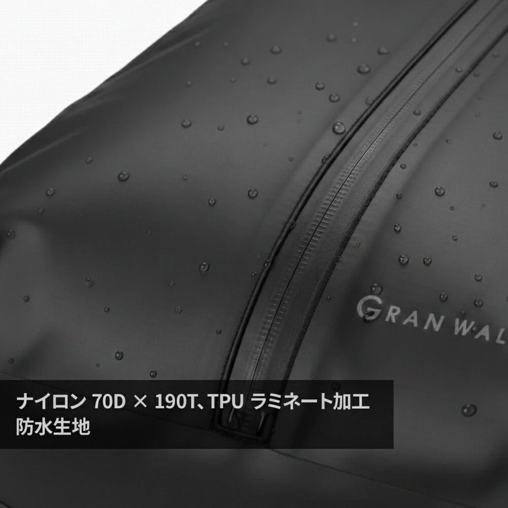 水滴が付着した黒い防水生地のクローズアップ画像です。