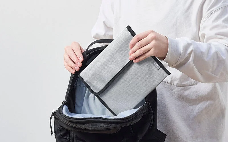 Lサイズをリュックに収納するイメージ