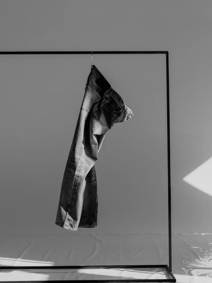 ハンガーに吊るされたデニムジーンズ