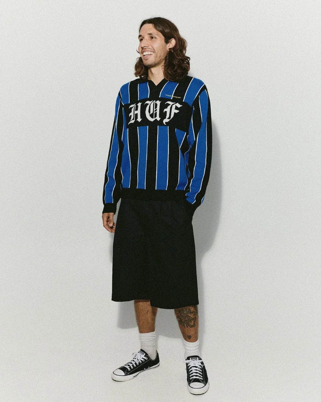 HUFの服を着用した男性モデル