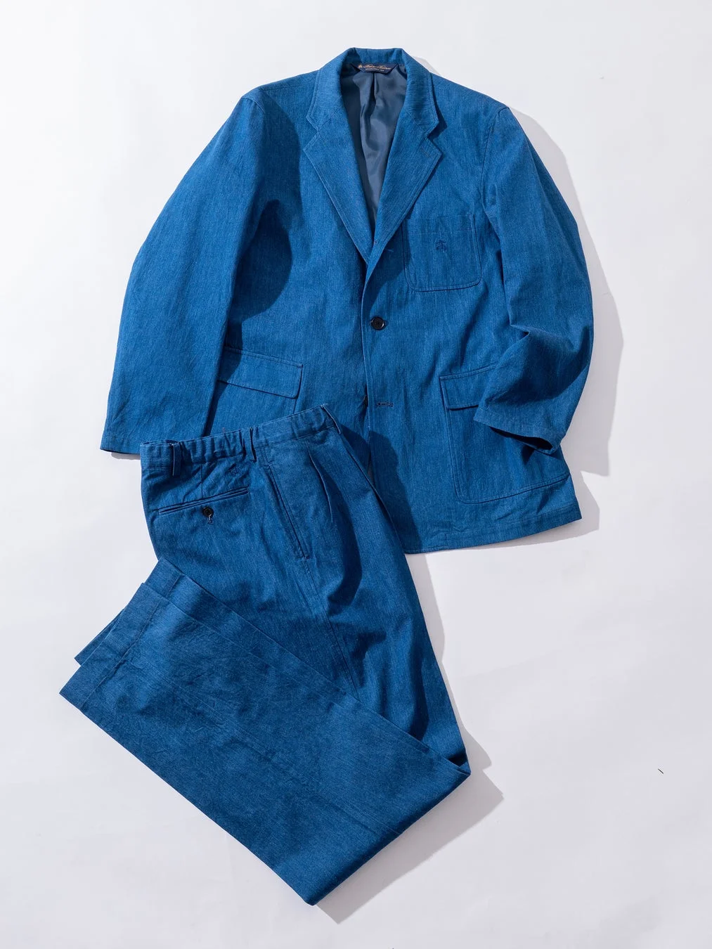 明るいブルーのデニム素材のジャケットとパンツのセットアップ