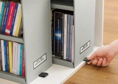 ラックを引き出す様子