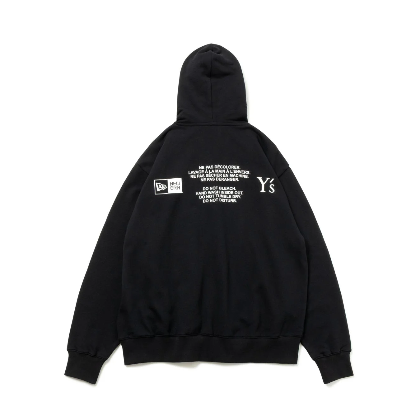 黒いフーディーの背面が写された商品画像