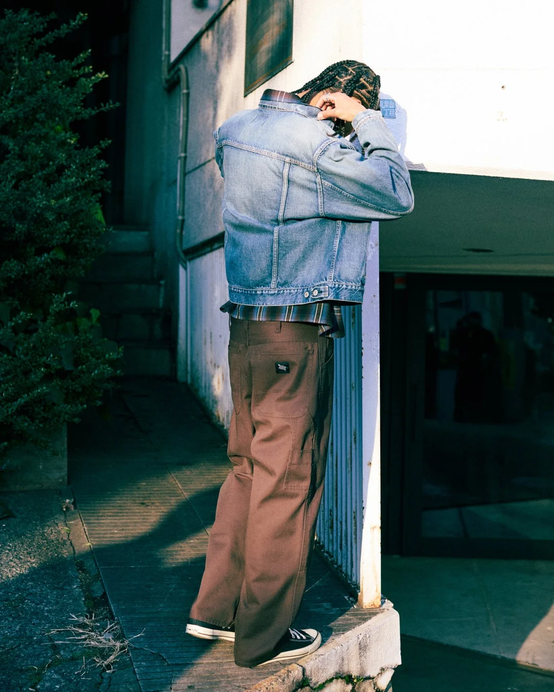 Saturdays NYCとDickiesのコラボレーションアイテムの着用イメージ