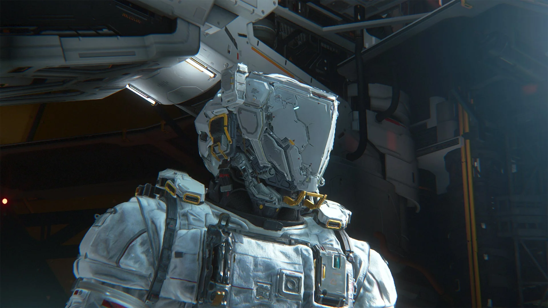 未来的な宇宙服を着用した人物