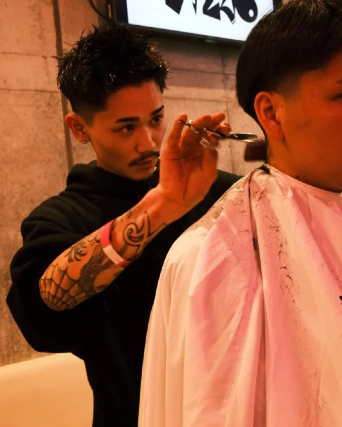 理容師がお客様の髪をハサミでカットしている様子