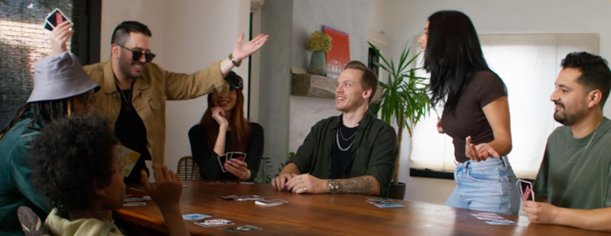 カードゲームを楽しむ人々