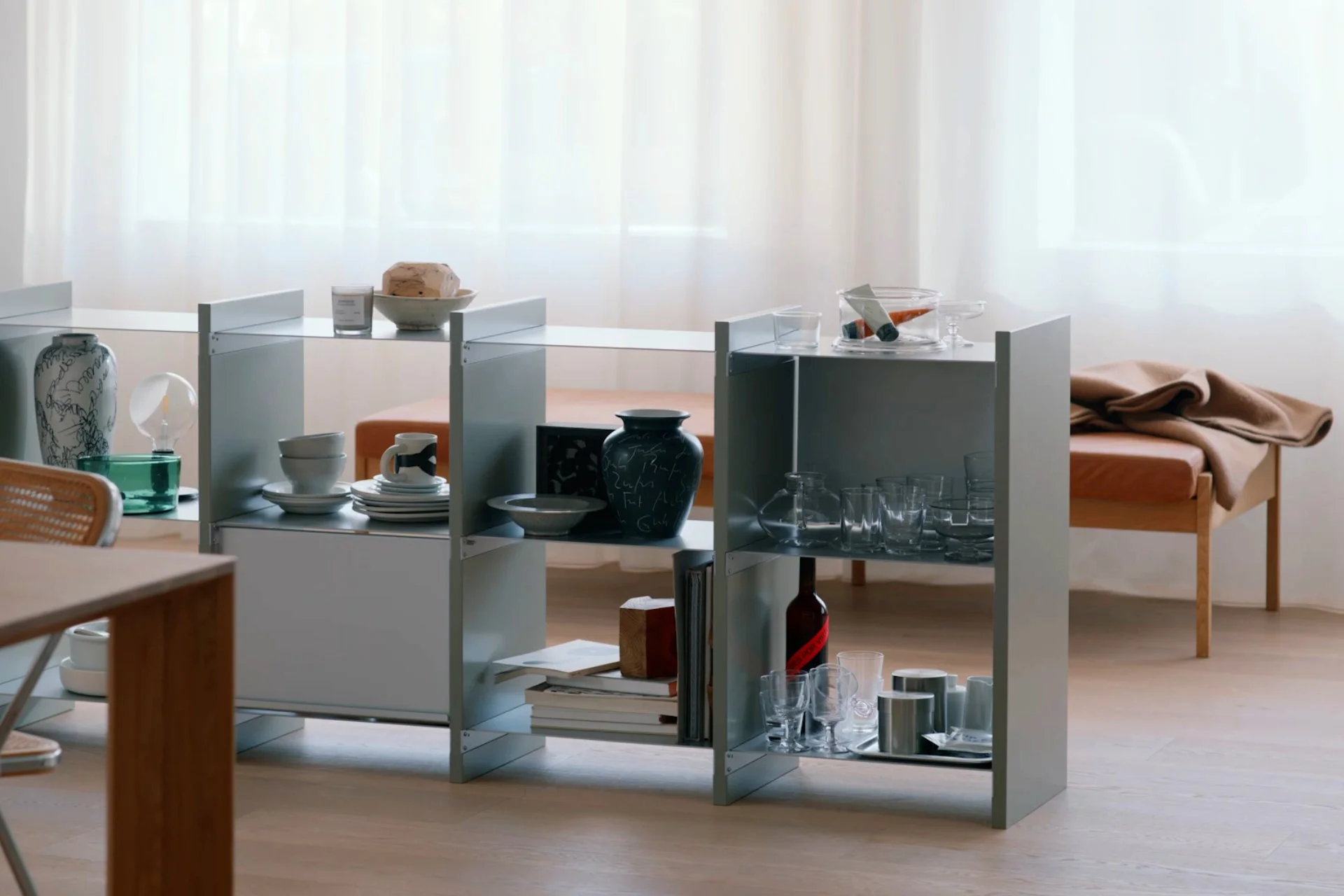 モダンなリビングルームのONCE