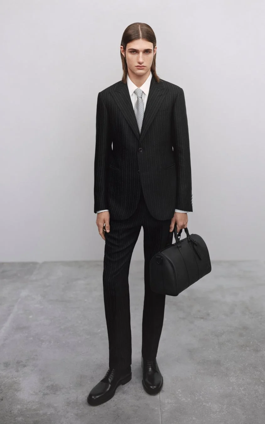 ピンストライプのスーツを着用した男性