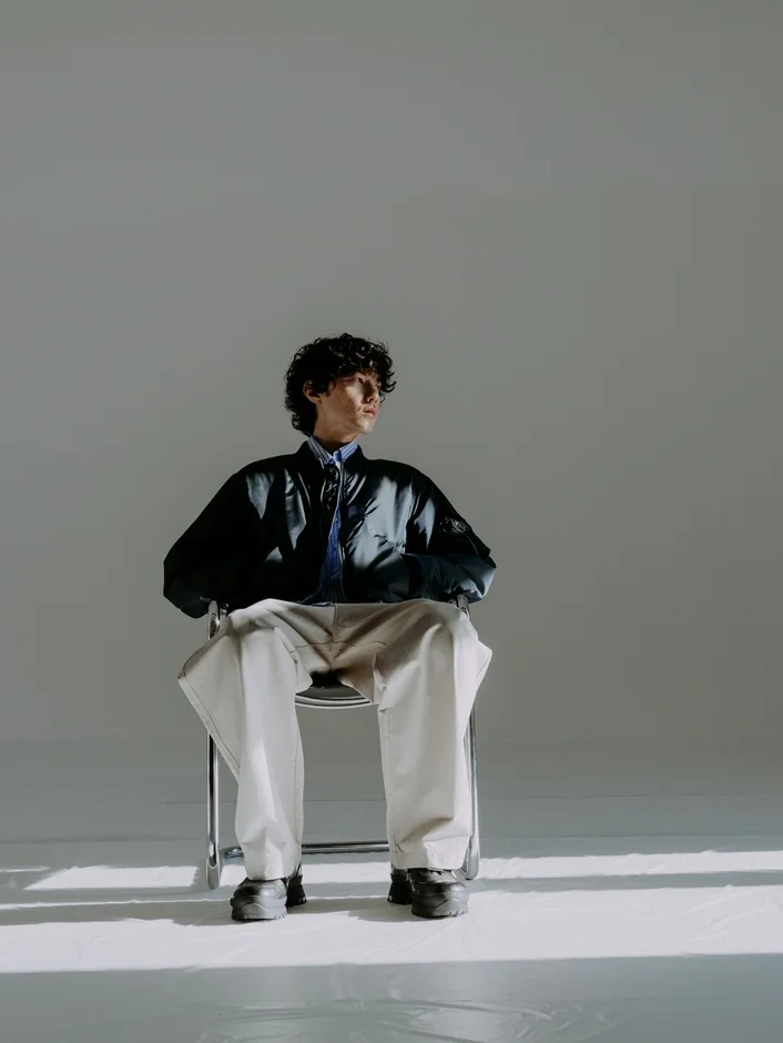 MA-1 FLIGHT JACKET着用モデル座り横顔