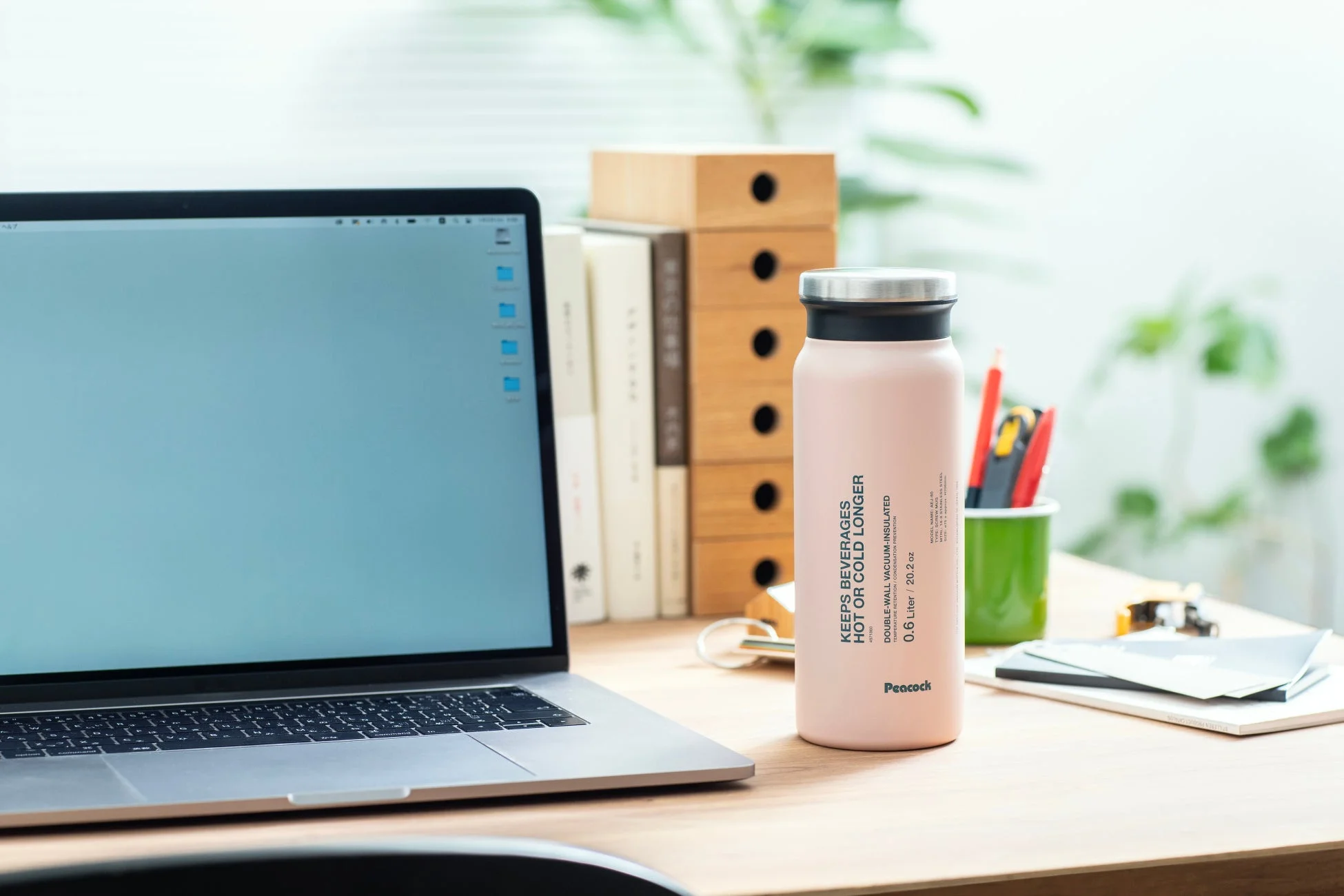 デスクに置かれたスクリューマグとノートパソコン