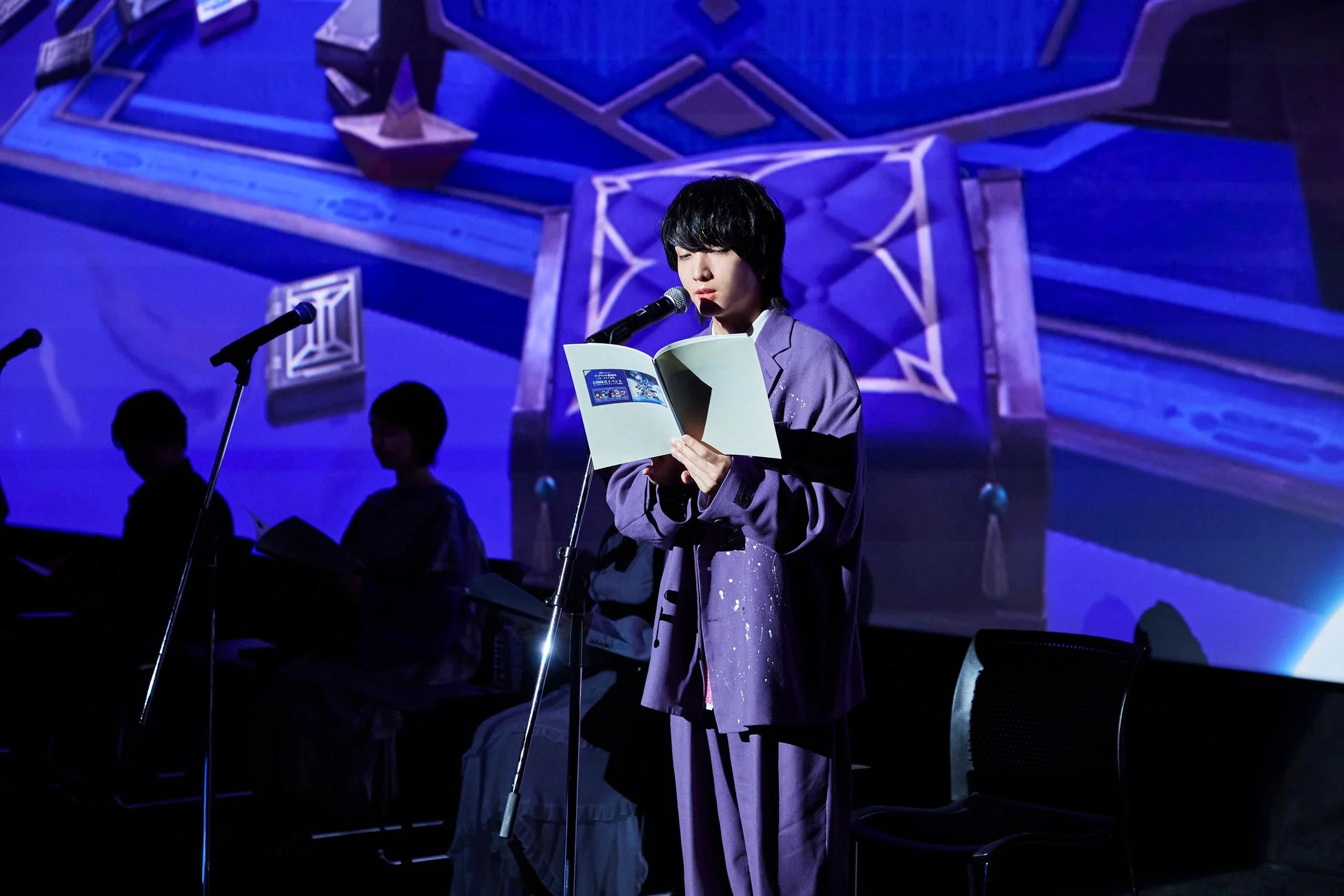 朗読をする出演者