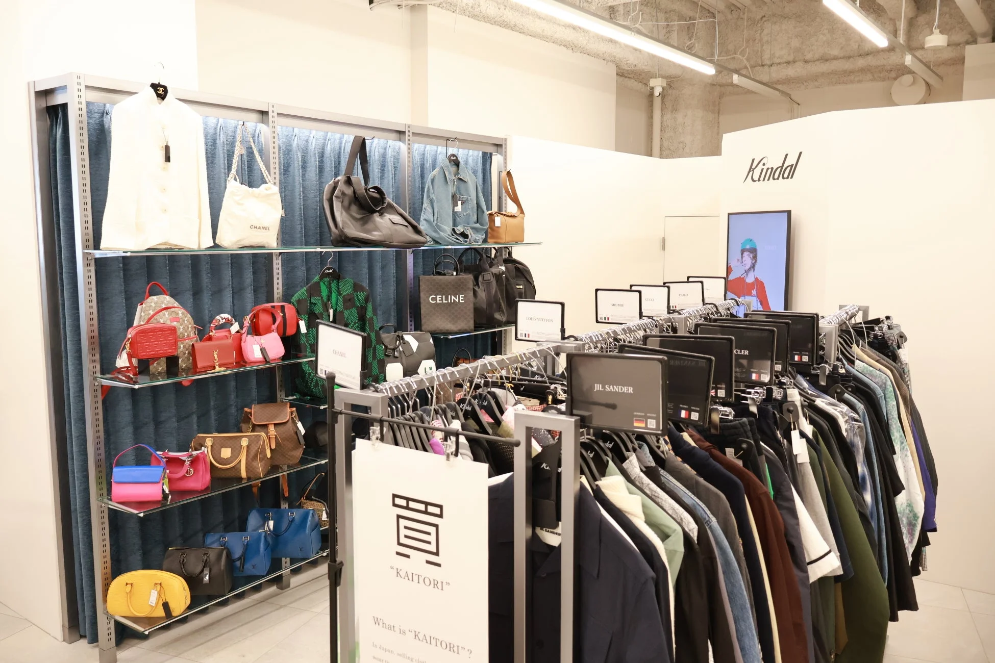 ブランド品が並ぶ店内