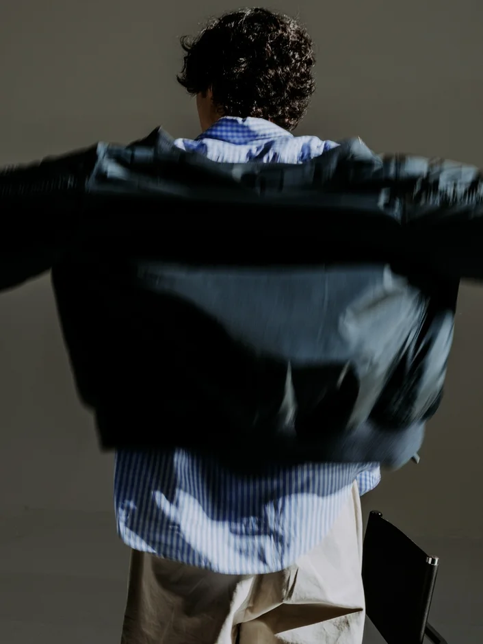 MA-1 FLIGHT JACKET着用モデル後ろ姿