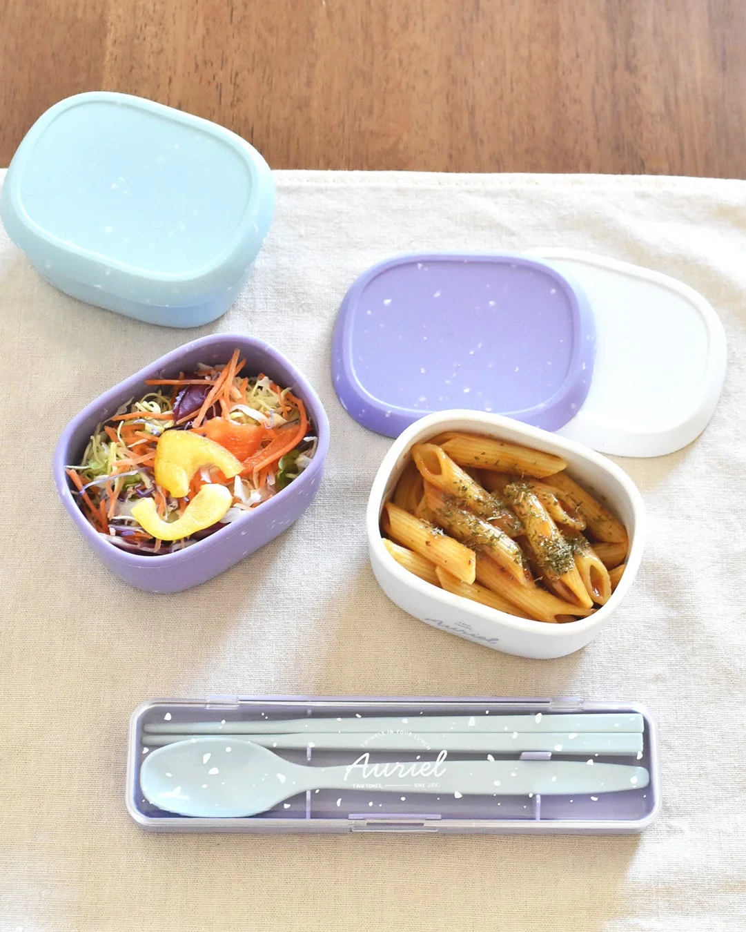 Mサイズのコンテナに盛り付けられた食事